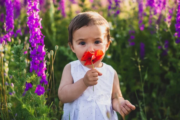 Emotionales Kind Outdoor Porträt Eines Netten Kleinen Mädchens Weißen Kleid — Stockfoto