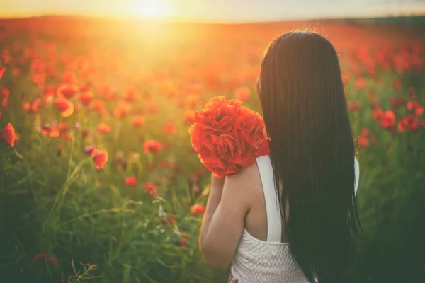 Krásná Brunetka Červenou Kyticí Makovém Poli Při Západu Slunce — Stock fotografie