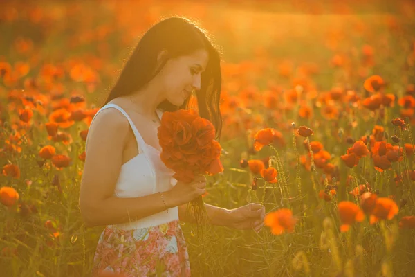 Beautiful Brunette Red Bouquet Poppy Field Sunset — Stock Photo, Image