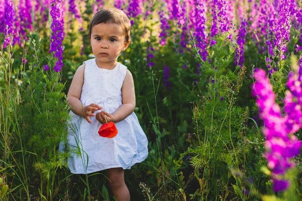 Enfant Émotionnel Portrait Extérieur Gentille Petite Fille Robe Blanche Avec — Photo