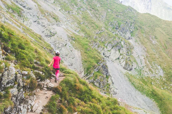 Niña Caminando Sola Sendero Cima Una Montaña — Foto de Stock