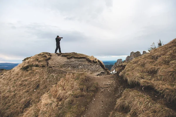 Mannen Toppen Berget Fotograferar Det Vackra Landskapet Vid Soluppgången — Stockfoto