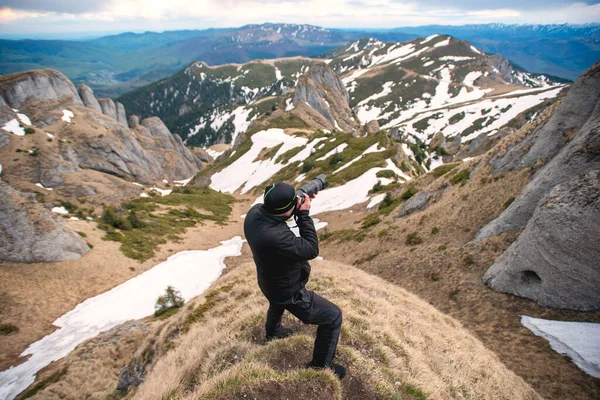 Muž Vrcholu Hory Fotografování Krásné Krajiny Při Východu Slunce — Stock fotografie