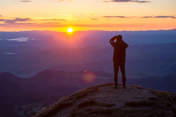 Muž Vrcholu Hory Fotografování Krásné Krajiny Při Východu Slunce — Stock fotografie