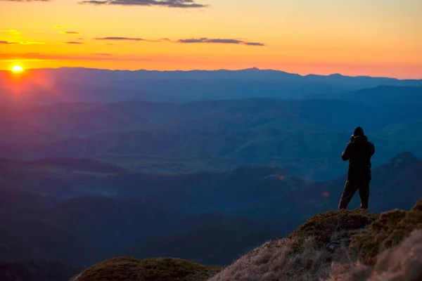 Mannen Toppen Berget Fotograferar Det Vackra Landskapet Vid Soluppgången — Stockfoto