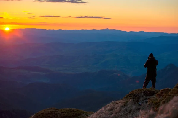 Homem Topo Montanha Fotografando Bela Paisagem Nascer Sol — Fotografia de Stock