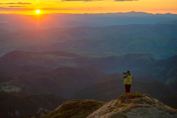 Hombre Cima Montaña Fotografiando Hermoso Paisaje Amanecer — Foto de Stock