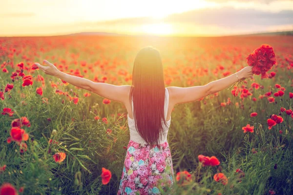 Erstaunlich Junge Schöne Mädchen Mit Blumenstrauß Einem Mohnfeld Bei Sonnenuntergang — Stockfoto