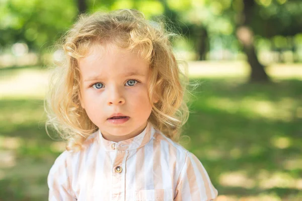 Snygg Pojke Med Blå Ögon Och Lockigt Blont Hår — Stockfoto