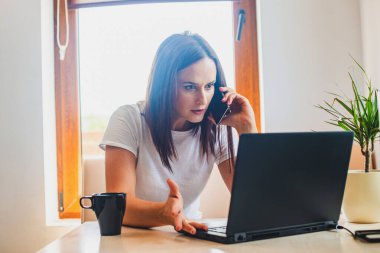 Kızgın kadın, dizüstü bilgisayar arızasıyla müşteri hizmetlerini arıyor.