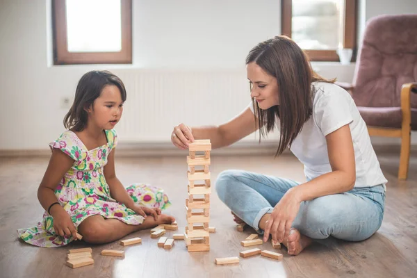 Joven Madre Con Hija Pequeña Jugar Juego Bloque Madera —  Fotos de Stock