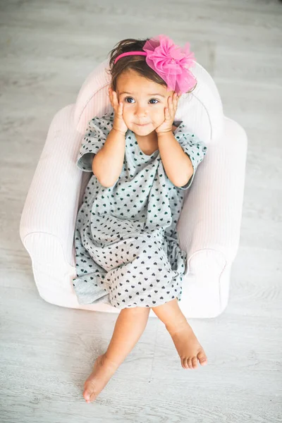 Cute Little Girl Siedzi Małym Fotelu Uśmiecha Się Kamery — Zdjęcie stockowe