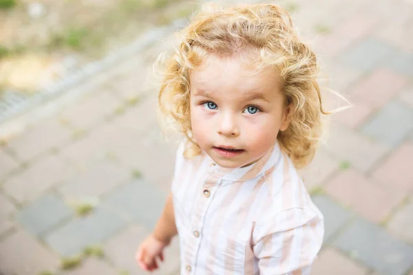 Snygg Pojke Med Blå Ögon Och Lockigt Blont Hår — Stockfoto