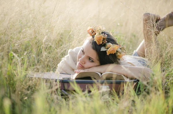 Jeune femme lisant dans la nature — Photo