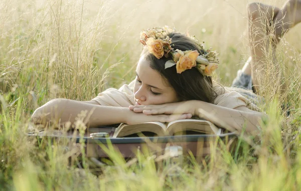 Mujer joven leyendo en la naturaleza — Foto de Stock