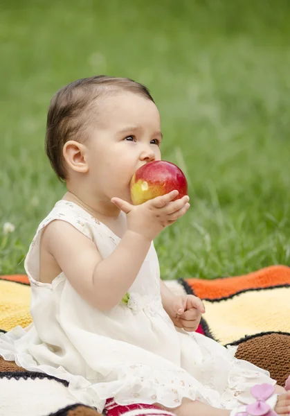 Carino bambina mangiare una mela rossa — Foto Stock