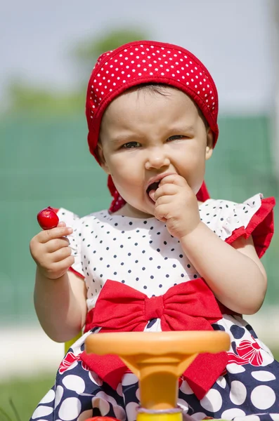 Peuter kersen eten — Stockfoto