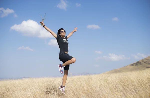 Salto de mujer feliz — Foto de Stock