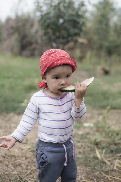 Dulce niño comiendo una sandía dulce — Foto de Stock