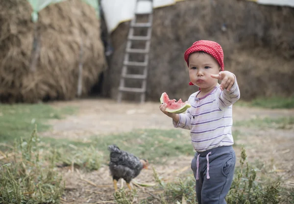 Tatlı bir karpuz yeme tatlı yürümeye başlayan çocuk — Stok fotoğraf