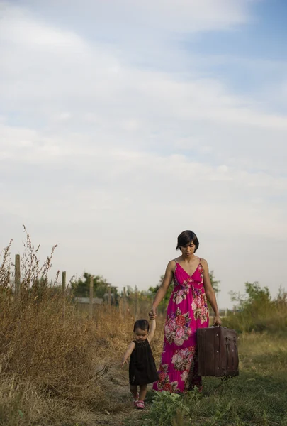 Matka i córka spaceru z walizką — Zdjęcie stockowe