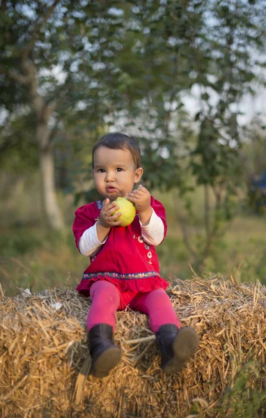 Klein meisje eten van fruit — Stockfoto