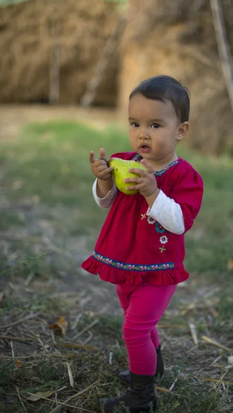 Küçük kız meyve yeme — Stok fotoğraf