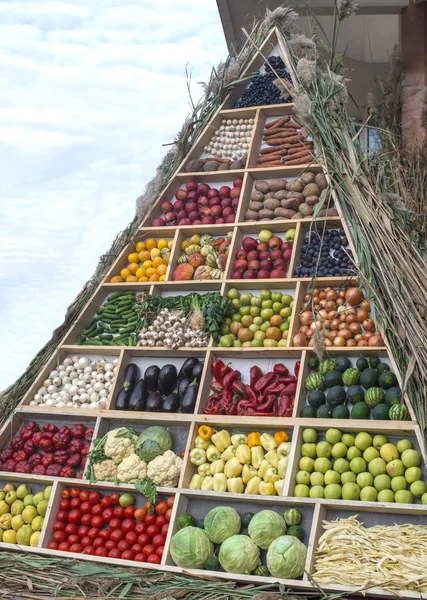 Пирамиды фруктов и овощей — стоковое фото
