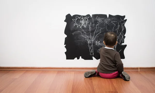 Toddler drawing on the wall — Stock Photo, Image