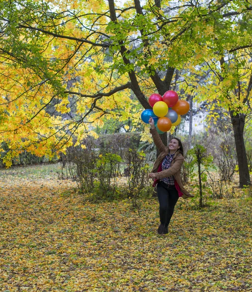 Mujer joven y hermosa disfrutando de sus globos — Foto de Stock