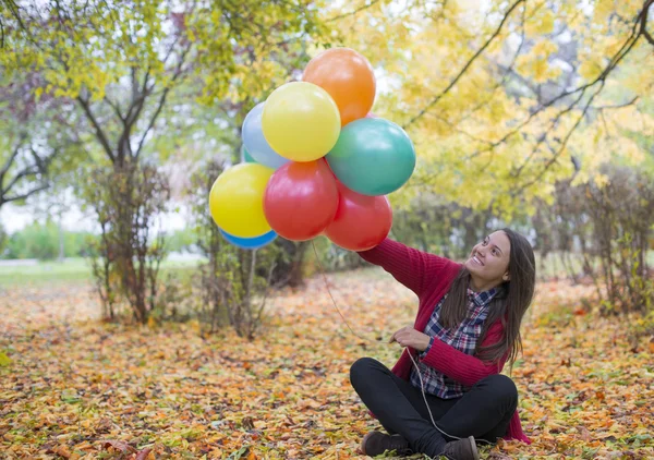 Mujer joven y hermosa disfrutando de sus globos —  Fotos de Stock