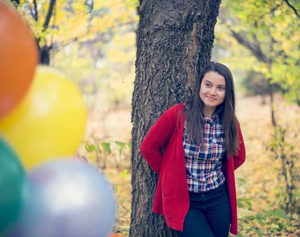 Ung och vacker kvinna njuter av hennes ballonger — Stockfoto