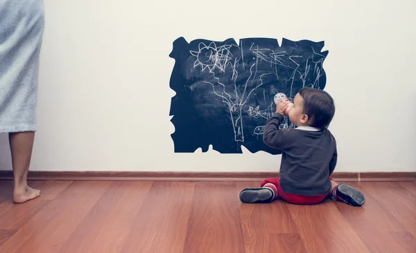 Little girl drawing on the wall — Stock Photo, Image