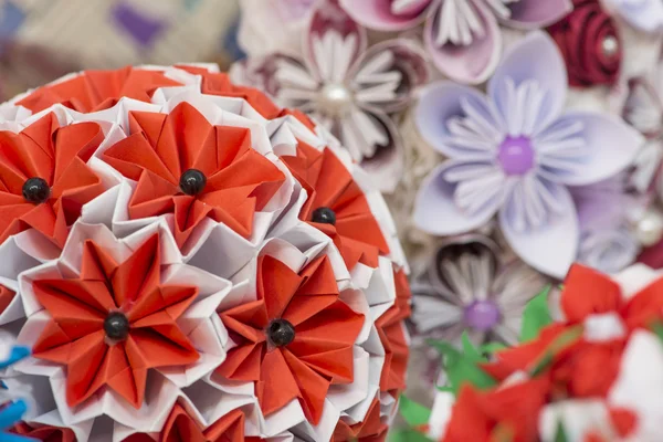 Gyönyörű papír virágok. Szép papír dekoráció, kézzel készített virágok — Stock Fotó