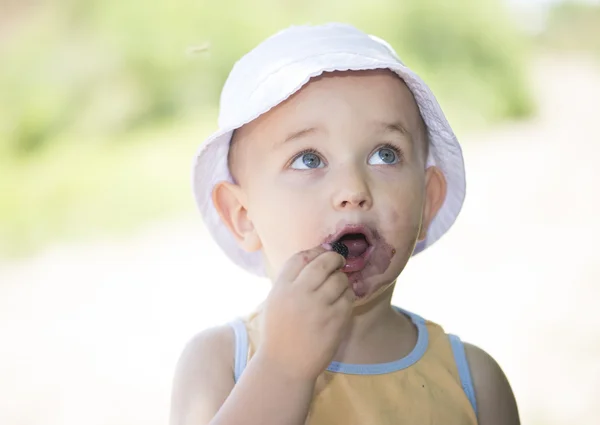 Niño boca sucia por moras — Foto de Stock