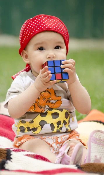Bambino che risolve il cubo di rubik — Foto Stock