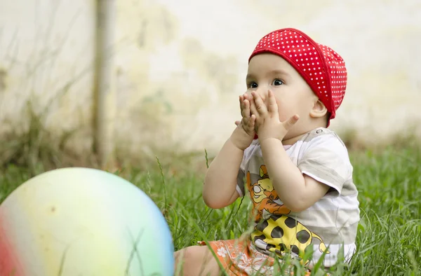 Kleines Kleinkind mit Ball — Stockfoto