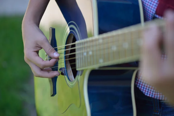 Spelar akustisk gitarr — Stockfoto