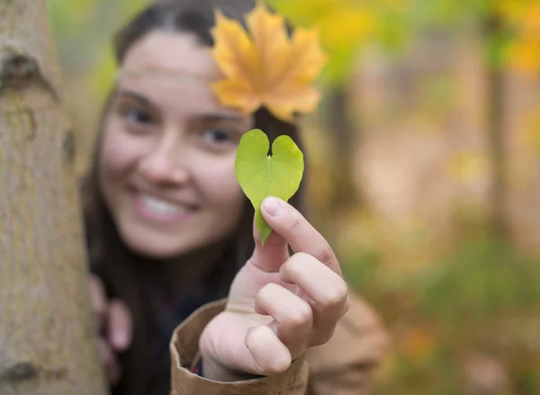 Ung kvinna med ett grönt hjärta — Stockfoto