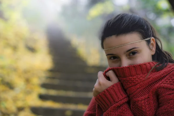 Bella donna congelamento nel parco autunnale — Foto Stock