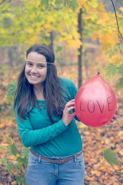 Chica feliz con su balón — Foto de Stock