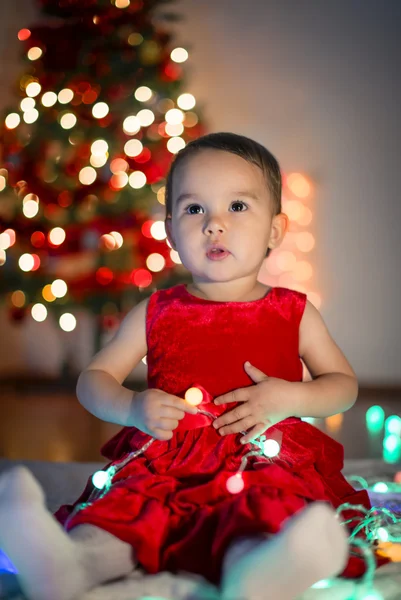 彼女の最初のクリスマス プレゼントを待っている少女 — ストック写真