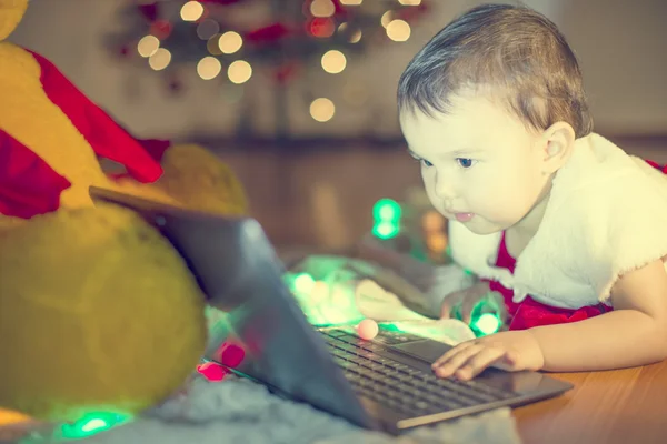 Noel Baba için yürümeye başlayan çocuk googling — Stok fotoğraf