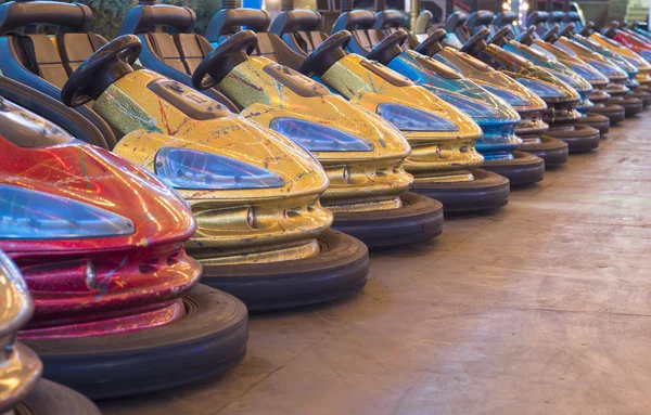 Kleurrijke botsauto's in een rij Rechtenvrije Stockafbeeldingen