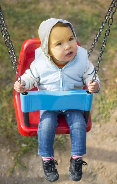 Mała dziewczynka na huśtawce — Zdjęcie stockowe