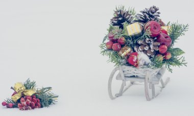 Noel dekorasyonu ile ahşap oyuncak kızak karlı zemin üzerine