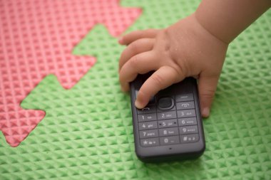 Çocukların elinde cep telefonu