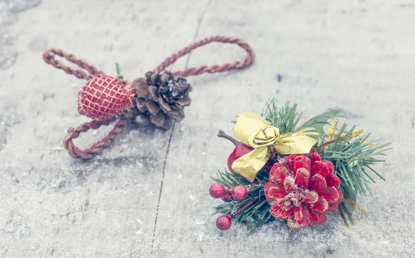 Vánoční dekorace na dřevěné desce — Stock fotografie