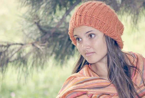 Jeune belle femme portant un chapeau orange en automne — Photo