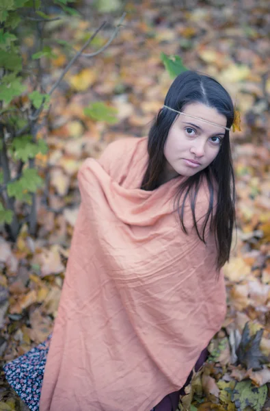 Eenzaamheid concept. Droevige eenzame vrouw ontspannen in romantische herfst bos park buiten — Stockfoto